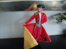 7'' HANDSOME SPANISH RED/  GOLD MATADOR DOLL  CURRITO STAND,  LABEL